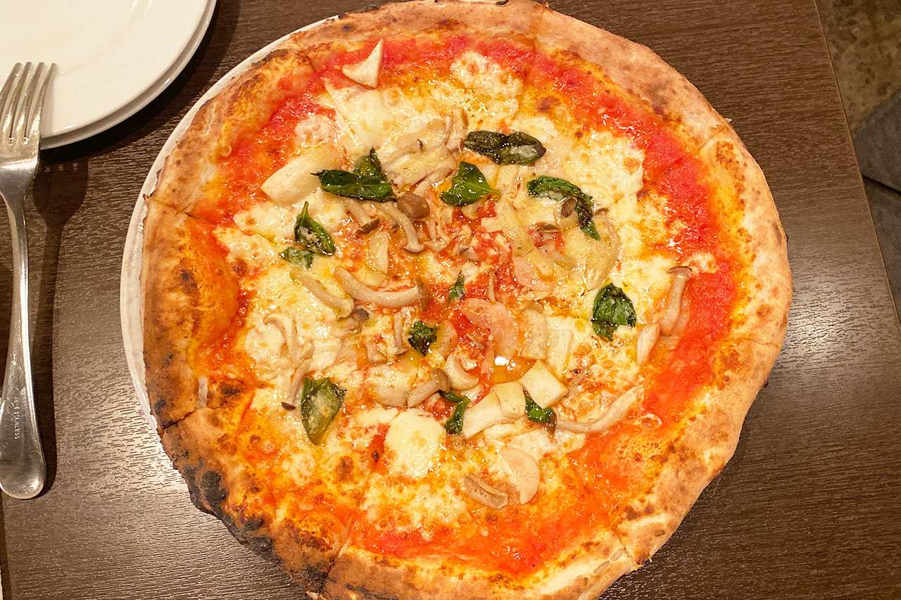 ピッツェリア ラ ロッサのランチのピザ「フンギ」